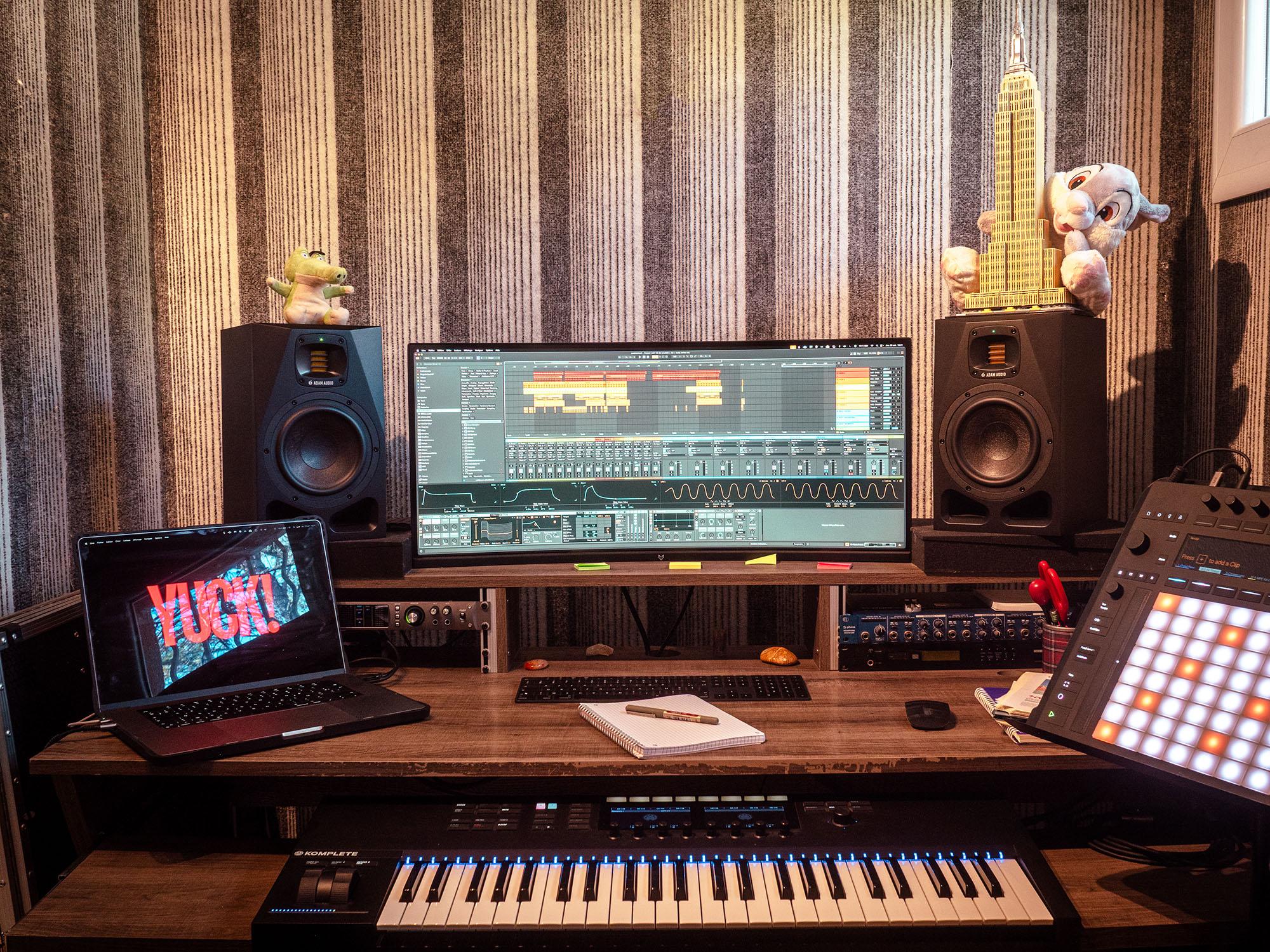 Vue d'ensemble du studio avec le poste de travail